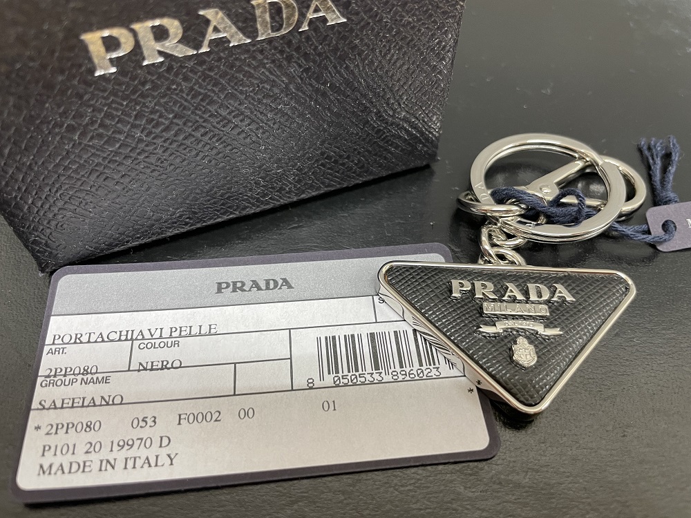 PRADA 2PP080 サフィアーノレザー三角タグキーホルダー