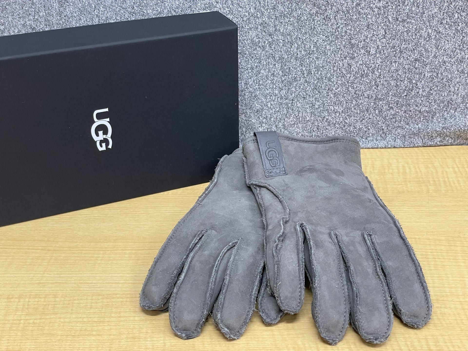 UGG 21637BX Leather Clamshell Logo Glove