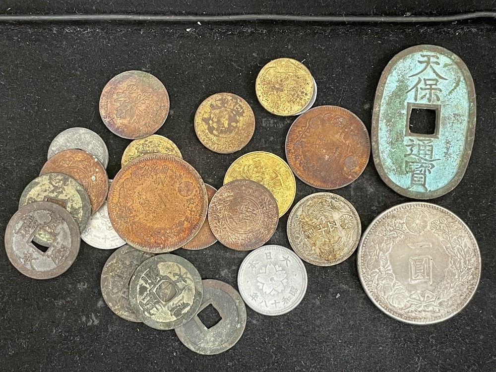１円銀貨、小型50銭銀貨、天保通宝、寛永通宝、その他雑銭