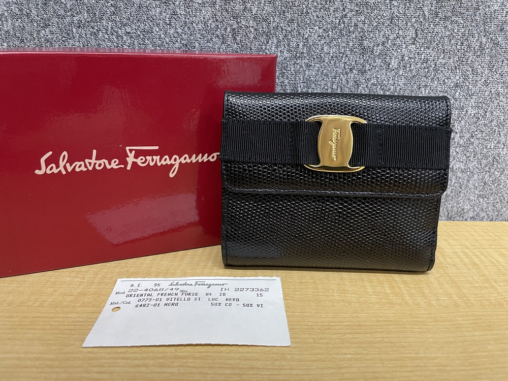 Salvatore Ferragamo ヴァラリボン型押しレザー二つ折り財布