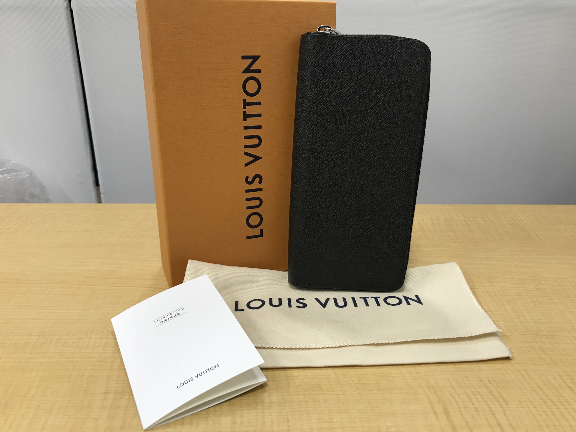 LOUIS VUITTON M30503 タイガ ジッピーウォレット・ヴェルティカル