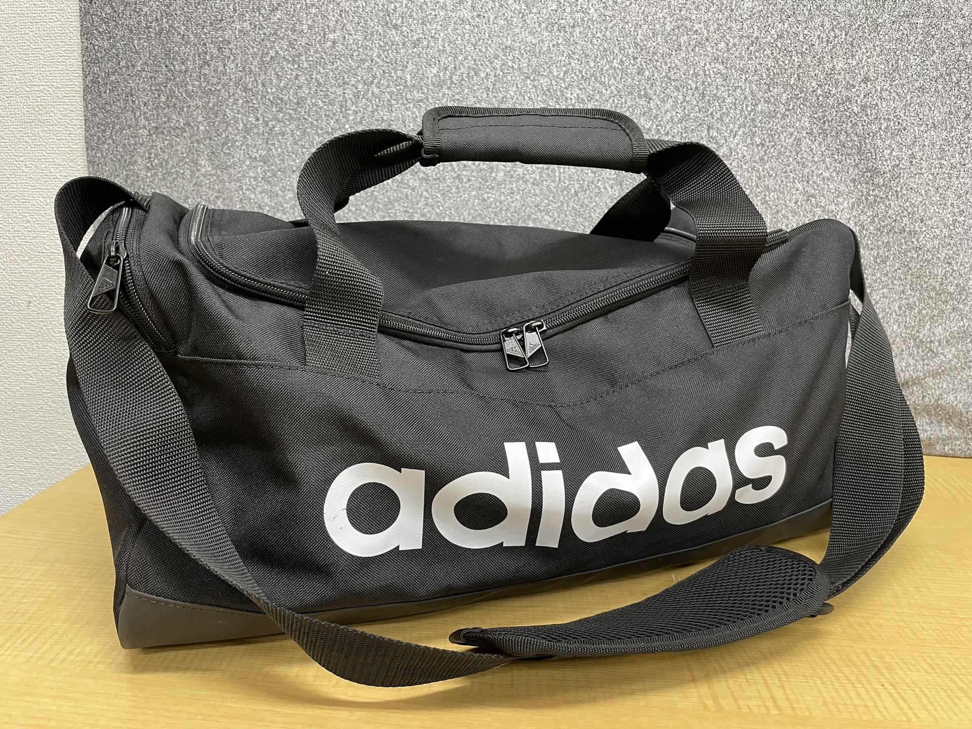 adidas GN2034 エッセンシャルズ ロゴ ダッフルバッグXS