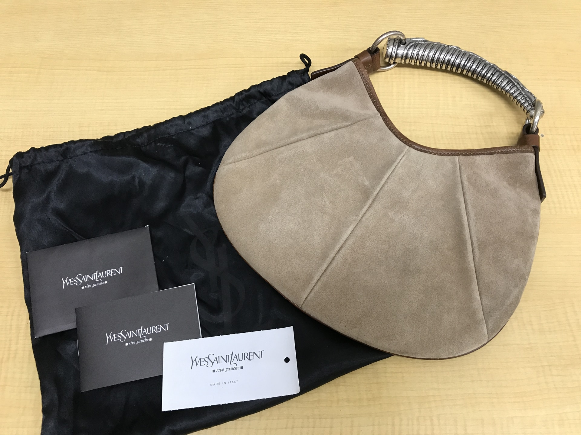 YVESSAINTLAURENT メタルハンドルモンバサスエードハンドバッグ