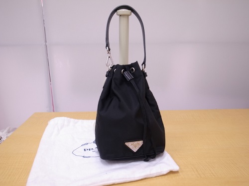 PRADA ラインストーンプレートナイロンミニ巾着ハンドバッグ
