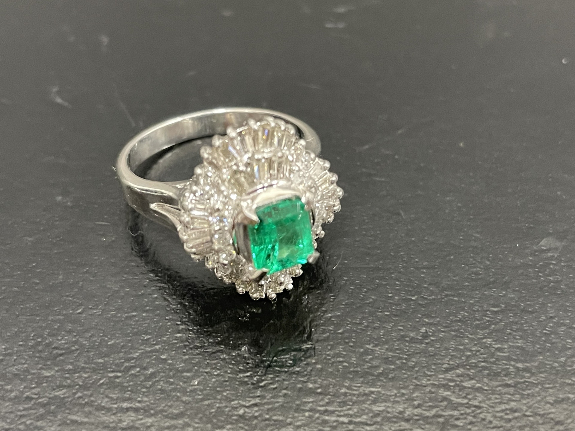 プラチナリング エメラルド0.8ct ダイヤ1.02ct