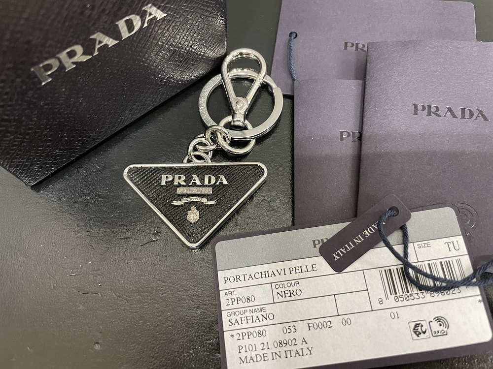 PRADA 2PP080 サフィアーノレザー三角タグキーホルダー