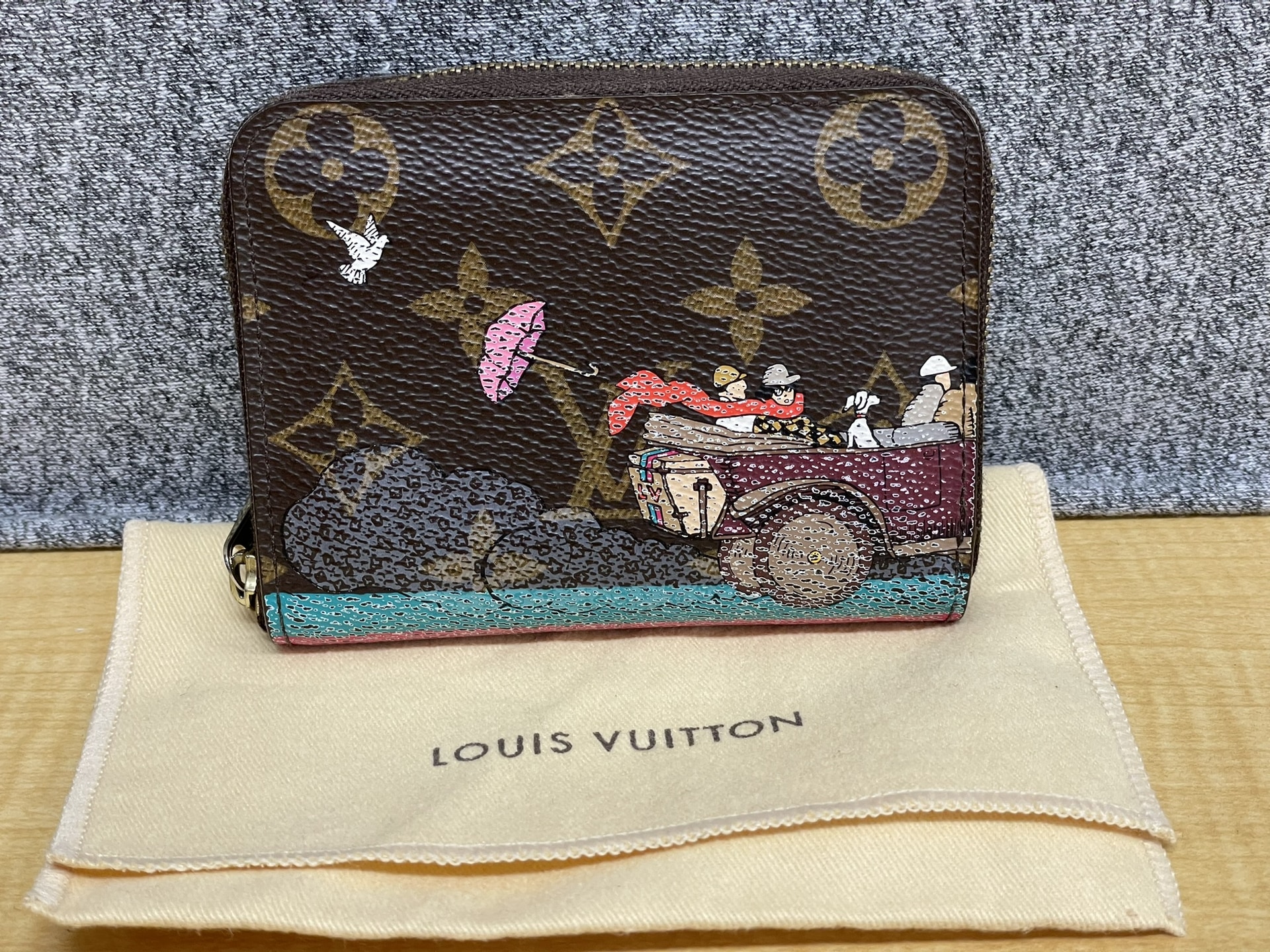 LOUIS VUITTON M61362 モノグラムイリュストレ・トラベルジッピーコインパース