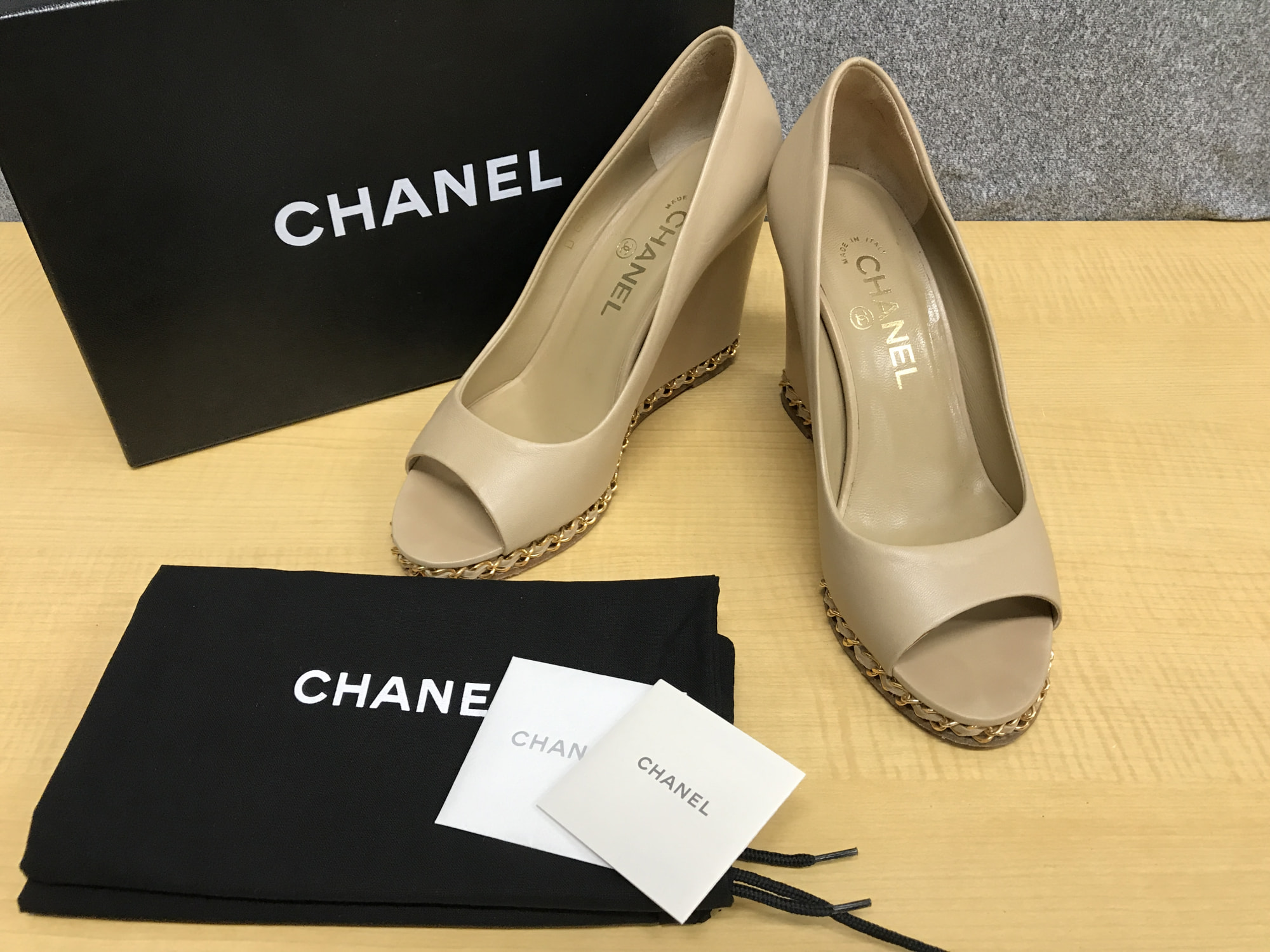 CHANEL 11P G27768 チェーンウェッジソールラムスキンオープントゥパンプス