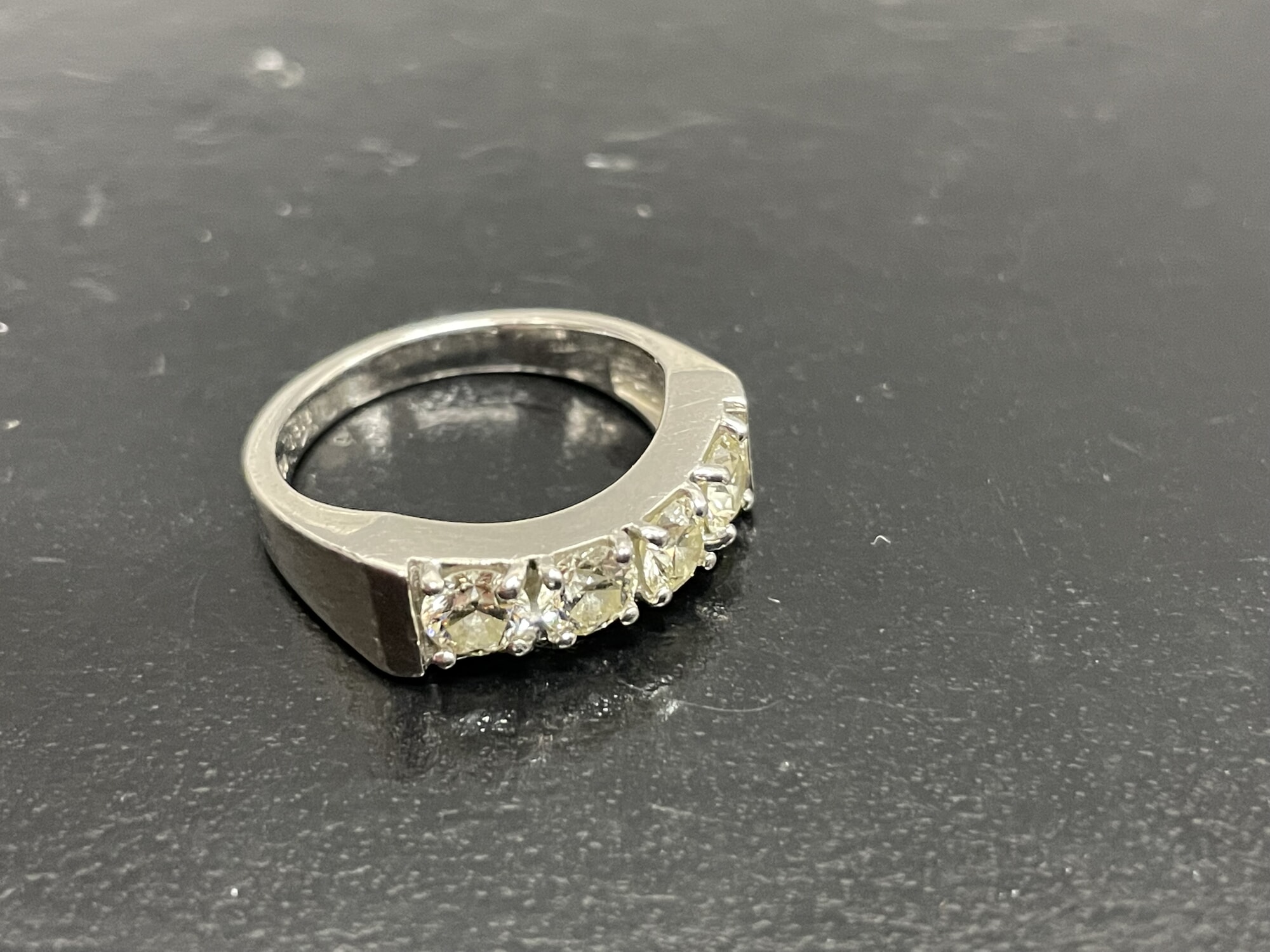 プラチナ一文字ダイヤモンドリング ダイヤ1.016ct