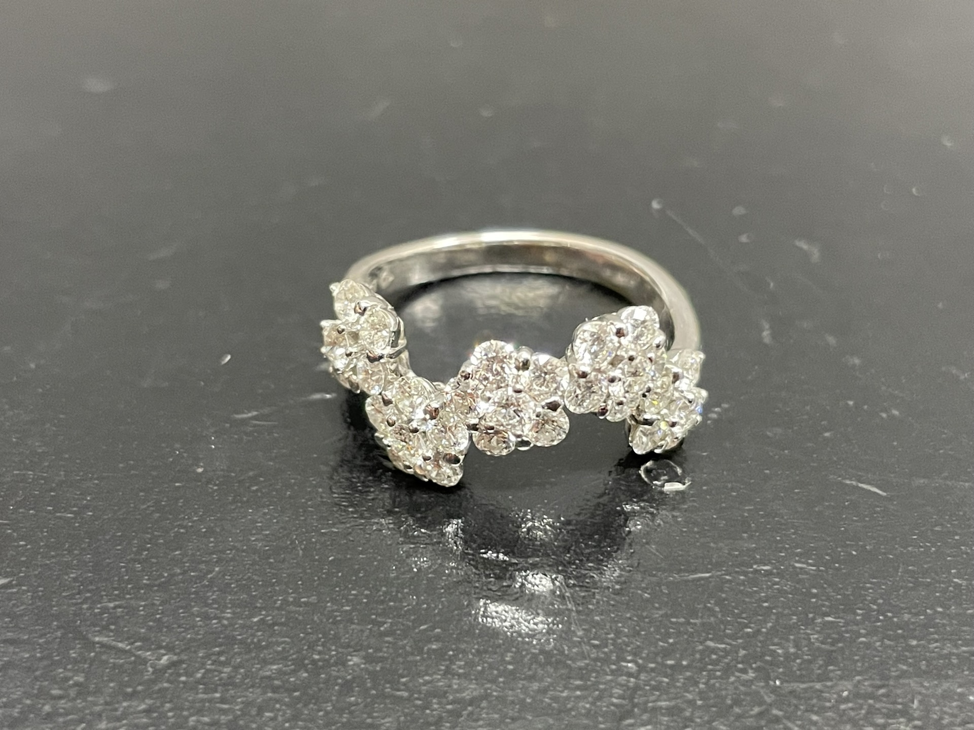 K18ホワイトゴールドフラワーダイヤリング ダイヤモンド1.51ct