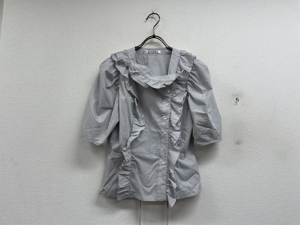 snidel Sustainaフリルカラーブラウス