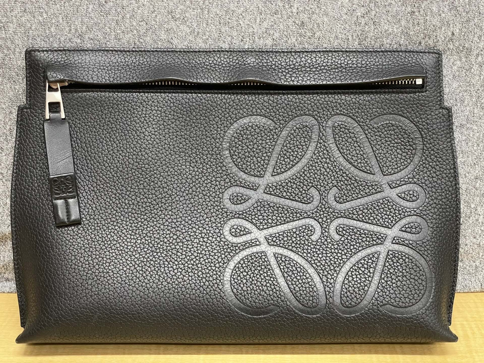 LOEWE Tポーチ グレインカーフ アナグラム