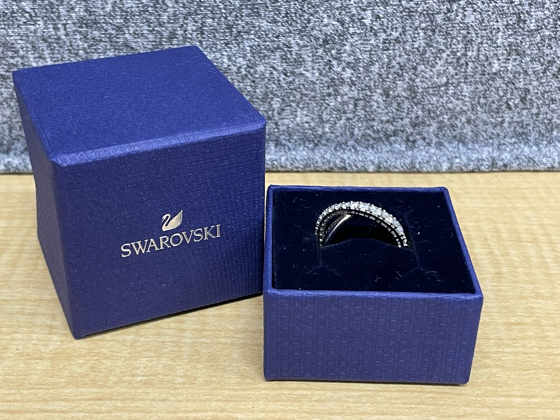 SWAROVSKI クリスタルクロスリング