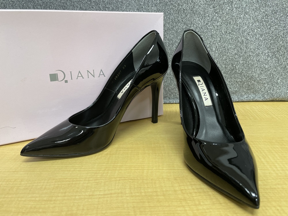 DIANA U19207 セットバックヒールエナメルパンプス