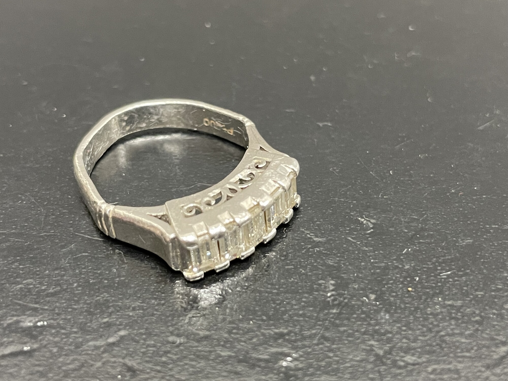 プラチナ一文字ダイヤモンドリング ダイヤ1.3ct