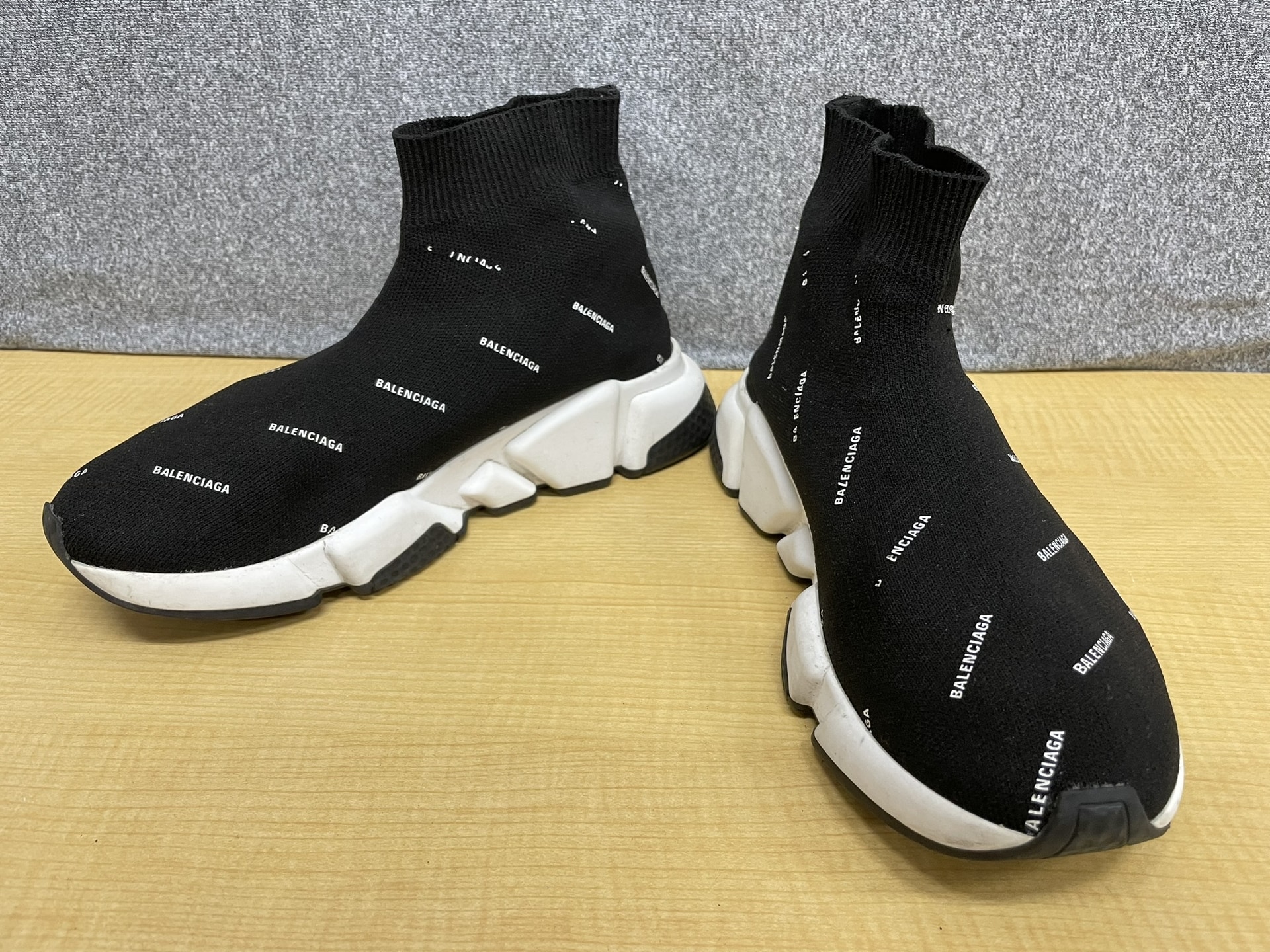 BALENCIAGA ロゴスピードトレーナー