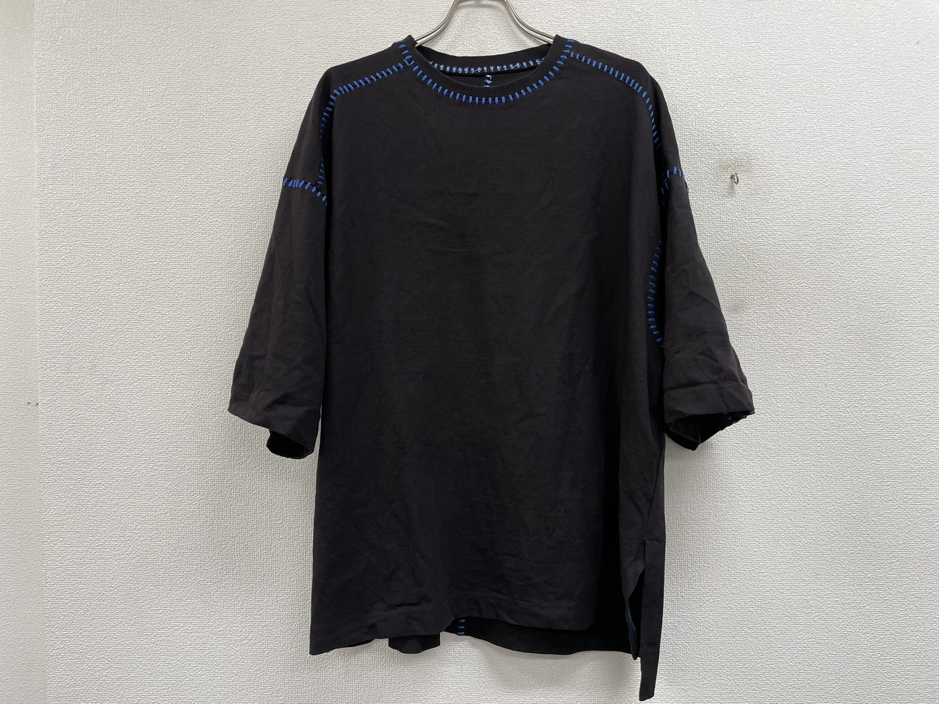 SOUNDS GOOOOD 配色ステッチサイドスリット半袖Tee