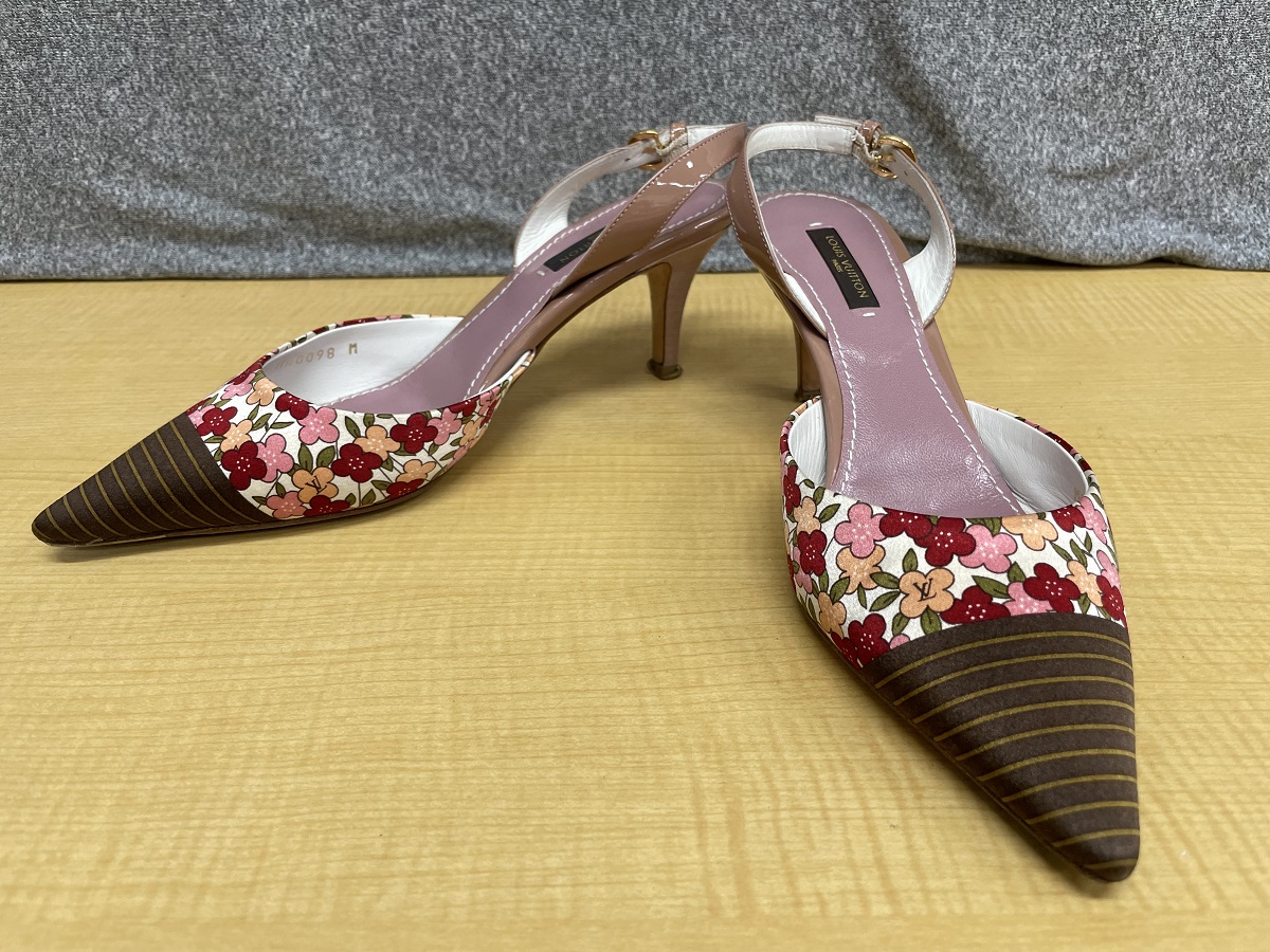 LOUIS VUITTON サテンフラワー×エナメルバックストラップパンプス